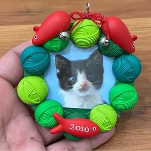 2010 HALLMARK Keepsake Pretty Kitty Christmas Photo Holder Ornament